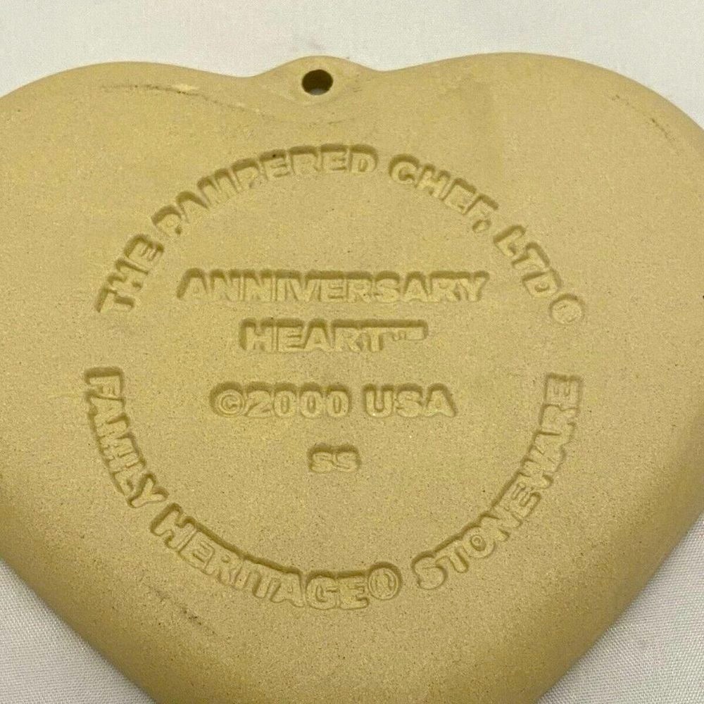 Shortbread Cookie Mold Pampered Chef Stoneware 2000 Anniversary Heart, VTG EUC - Picture 3 of 3